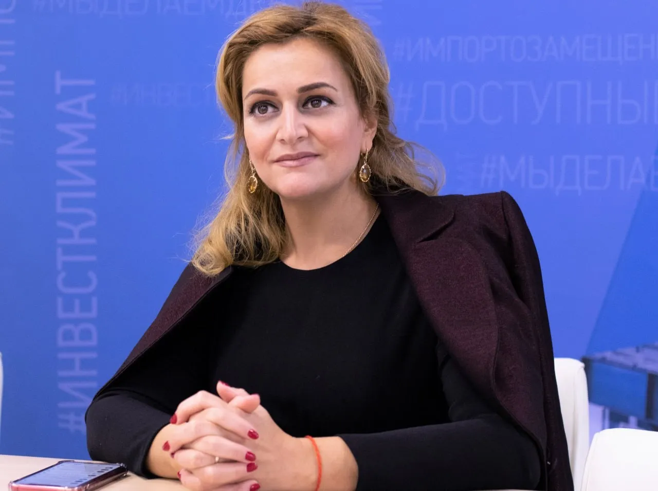 Зампред и руководитель исполкома Деловой России Нонна Каграманян рассказала Ведомостям как федеральные проекты и корпоративные инициативы помогают востребованным профессиям стать престижными для молодежи По ее словам сейчас государство системно работает над перезагрузкой среднего профессионального образования меняют как содержание образовательных программ так и имиджевую составляющую Деловая Россия также активно участвует в формировании повестки развития рабочих профессий в том числе объединяя запросы бизнеса и образовательной системы Когда бизнес сам включается в формирование программ среднего профессионального образования по подготовке квалифицированных рабочих и организует прохождение практики на своих предприятиях решаются сразу две задачи компании получают квалифицированных работников а выпускники только освоившие профессию уже умеют работать на реальном производстве подчеркнула Нонна Каграманян