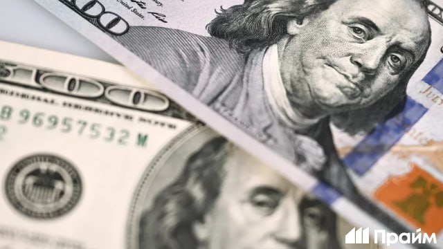 Доллар потерял почти три процента при Трампе По итогам 2025 года покупательная способность доллара снизилась на 2 6 рассказал РИА Новости экономист Антон Табах По его словам главными рисками для американской валюты остаются непоследовательная торговая политика США и ослабление независимости Федеральной резервной системы Подписывайтесь на ПРАЙМ в MAX