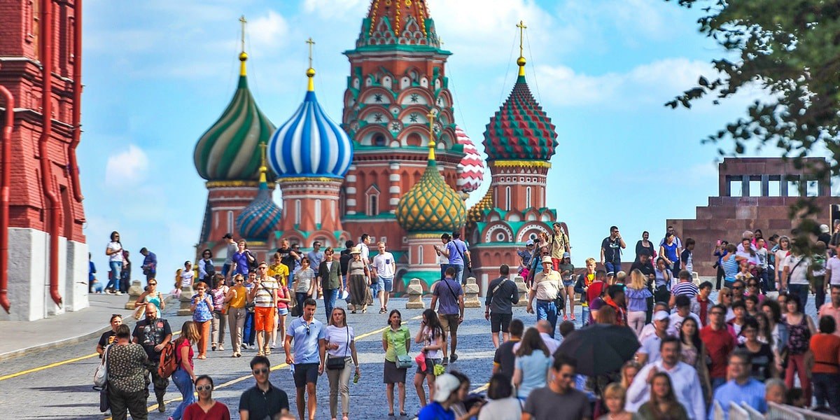 Москва стала самым выгодным направлением для летнего отдыха с детьми - по данным Яндекс Путешествий, столица вошла в топ-3 городов для поездок на летний сезон 2025 год, на нее приходится 5,4% бронирований. "Стоимость отелей и апартаментов за ночь в столице оказалась дешевле, чем на других направлениях. Столица стала лидером по самому выгодному семейному отпуску летом 2025 года. Средняя стоимость проживания в туристическом жилье в Москве – 7 тыс. 330 руб. за ночь. Столица по этому показателю обошла Калининград 8 тыс. 635 руб. и Санкт-Петербург 8 тыс. 950 руб. " - сообщает сервис. За последние годы город ощутимо нарастил фестивальную и культурную программу, центральные площадки столицы привлекают не только жителей, но внутренних и иностранных туристов. Подход определенно оправдывается, повышение туристической привлекательности оказывает мультипликативный эффект на другие сферы Москвы - люди активно отдыхают, покупают товары и услуги внутри города, что стимулирует развитие местного бизнеса.