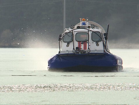 Сотрудников МЧС разломали лёд вдоль берега Яченского водохранилища  Льда больше нет... Мероприятие по разрушению тонкого льда на водоёмах Калуги провели сотрудники МЧС.