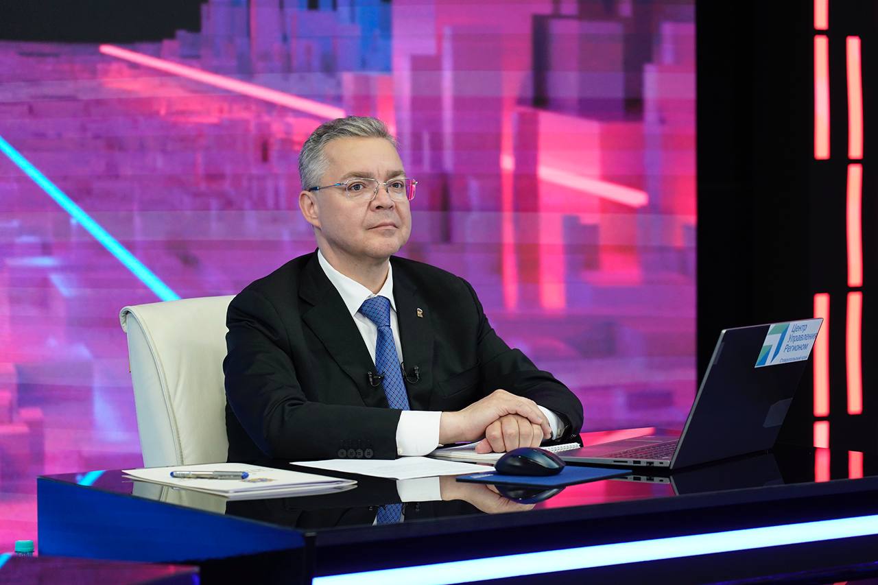 Губернатор Ставрополья рассказал, как в крае решается проблема с водоснабжением В эфире прямой линии губернатора Ставрополья Владимира Владимирова прозвучало, что по данным аналитиков Центра управления регионом, зафиксировано 7076 обращений по сфере ЖКХ. При этом 74 процента из них составляют вопросы, связанные с перебоями водоснабжения. Больше всего жалоб поступило от жителей Петровского, Предгорного, Минераловодского, Шпаковского, Кочубеевского округов, Кисловодска. В частности, было показано видеообращение жительницы Георгиевска, которая рассказала, что воды не бывает долгое время. Глава края отметил, что в жару нагрузка на сети возрастает. По его словам, системное решение проблемы с водой существует: сейчас проводятся работы по расчистке скважин на Малкинском месторождении, проектируется новый водовод.