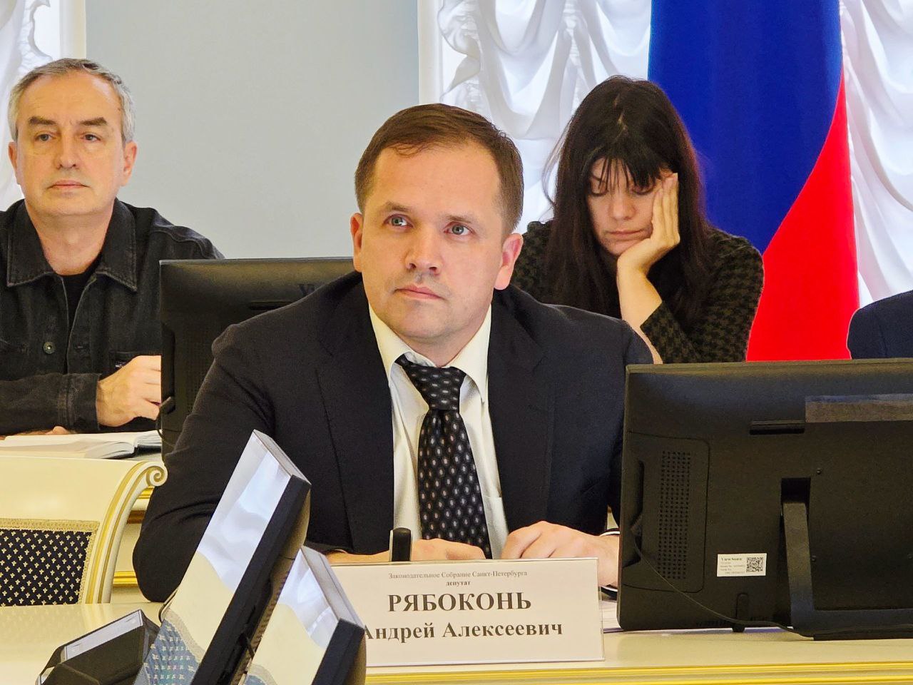 Проект федерального закона о дифференцированной плате в вузах за обучение в зависимости от баллов ЕГЭ внес в петербургский парламент Законопроект предусматривает дифференциацию стоимости платного обучения в вузах России в зависимости от результатов единого государственного экзамена поступающего на обучение лица Чем выше балл полученный абитуриентом при сдаче единого государственного экзамена тем ниже должна быть для него стоимость обучения Сегодня отличник с 90 баллами по ЕГЭ недобравший до бюджета платит за учебу столько же сколько и тот кто поступил с 50 баллами Это абсурд и несправедливость Нынешняя система по сути наказывает талантливых и трудолюбивых абитуриентов которые всего на один балл недобрали до бюджета Они вынуждены платить за учебу ровно столько же сколько и те кто поступил с минимальными результатами Где здесь логика   Ознакомиться с законопроектом можно здесь Андрей Рябоконь в Telegram l OK l BK l Дзен MAX