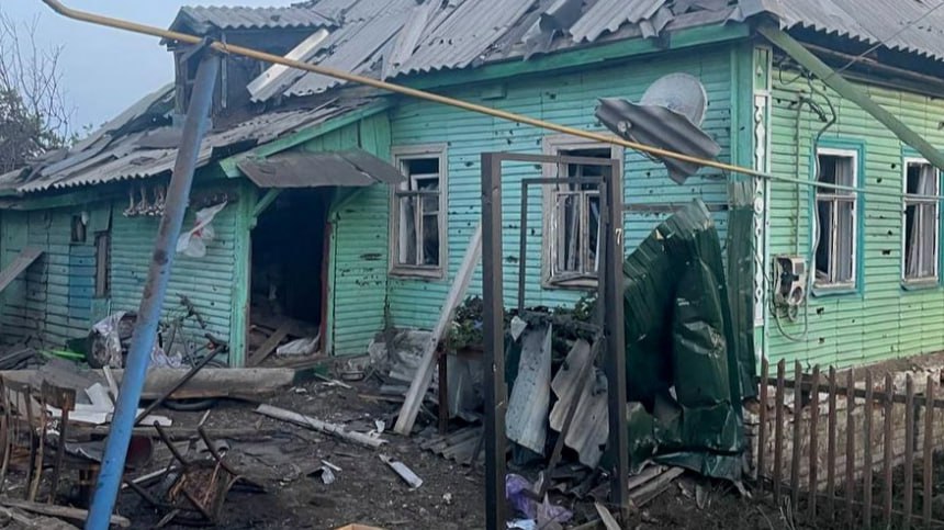Жители Курской области, чье жилье пострадало от атак ВСУ, получат по 195 тысяч рублей  Об этом сообщил врио губернатора региона Александр Хинштейн.  «Всего от апрельской атаки в Курске пострадали 111 человек. За утрату имущества, как и жители приграничья, они получили из федерального бюджета по 150 тысяч рублей. Еще по 195 тысяч рублей на каждого члена семьи  из расчета 65 тысяч рублей за три месяца  направим из областного бюджета», – объяснил он.  Хинштейн добавил, что решение касается тех, кто из-за повреждений временно не может оставаться в своем доме и получил выплату в 150 тысяч рублей.  Подпишитесь на «Абзац»   Добавьте «Абзац» в ленту «Дзена»