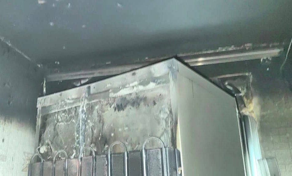 ‍ В Долинске пожарные оперативно потушили возгорание холодильника, предотвратив распространение огня  В одной из квартир многоэтажки загорелся холодильник. Личный состав пожарно-спасательной части № 23, своевременно прибывший на место происшествия, успел устранить очаг возгорания, предотвратив более масштабное развитие пожара.  Сообщение о возгорании поступило в диспетчерскую службу Долинского пожарно-спасательного отряда 10 августа в 19:09. Через 4 минуты работники пожарно-спасательной службы прибыли на место происшествия и приступили к тушению. К этому моменту в г. Долинск на ул. Сахалинская д. 4б в одной квартир наблюдалось открытое горение холодилька, спровоцировавшее сильное задымление. Площадь пожара составила 1 кв. метр.  Локализовать очаг горения огнеборцам удалось в 19:20, а в 19:28 пожар был полностью ликвидирован.  В тушении огня принимали участие работники пожарно-спасательной части № 23 г. Долинск.  Было задействовано 5 человек личного состава и 1 единицы техники.  Погибших и пострадавших нет. Причины пожара выясняются.  Сообщает Агентство по делам ГО, ЧС и ПБ Сахалинской области