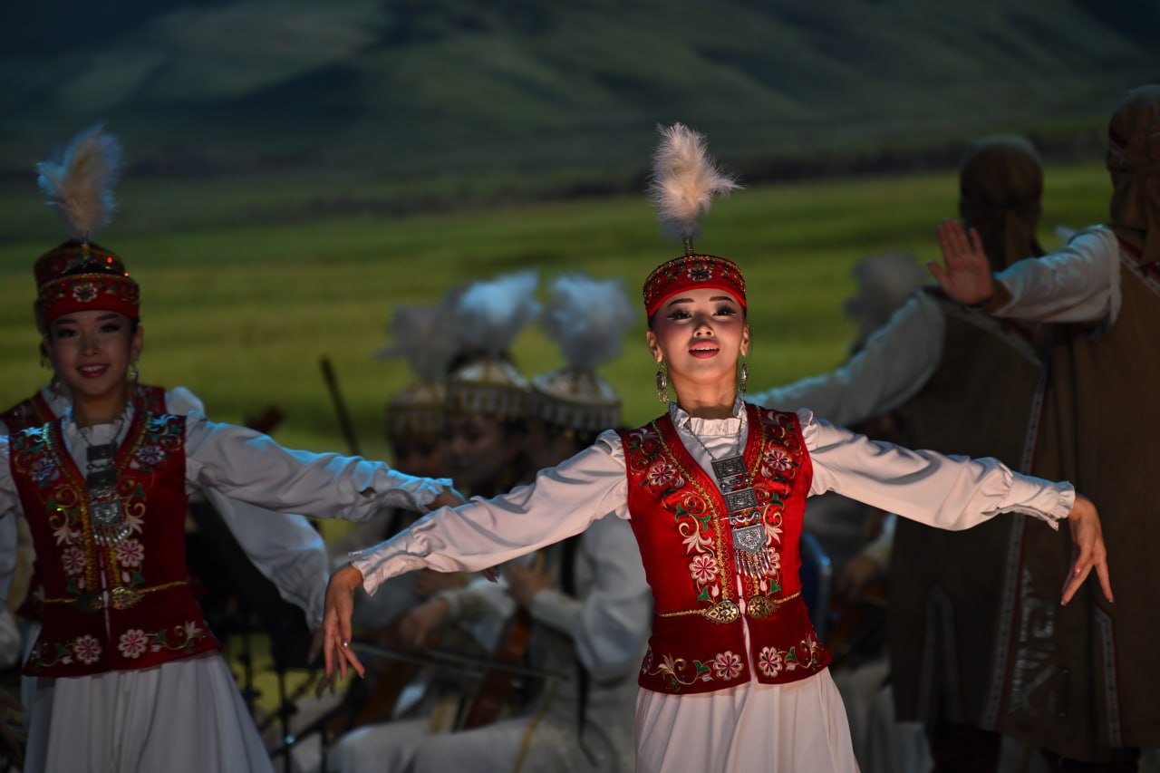 Декада Олонхо завершилась грандиозным шоу в якутском цирке В Государственном цирке им Марфы и Сергея Расторгуевых гремело финальное шоу Декады Олонхо 20 летие признания якутского эпоса шедевром ЮНЕСКО Зрители аплодировали театрализованному представлению Олонхо вечное эхо Евразии которое недавно покорило Казань на сцене Театра им Галиасгара Камала Масштаб впечатляет впервые шесть ведущих театров республики слились в единое действо Саха академический театр им П А Ойунского Театр Олонхо Национальный театр танца им С А Зверева Кыыла Уола Театр юного зрителя театр коренных народов Севера и опера балет им Д К Сивцева Суоруна Омоллоона все звезды на одной арене К театру присоединились артисты Арктического института культуры цирка им Расторгуевых и другие коллективы Олонхо ожило в танце песне и акробатике вечное наследие Евразии зазвучало по новому Это не просто закрытие а триумф якутской культуры Эпос объединяет поколения а такой формат обещает новые фестивали Якутия гордится В Государственном цирке им Марфы и Сергея Расторгуевых состоялось торжественное закрытие Декады Олонхо посвященное 20 летию провозглашения ЮНЕСКО якутского героического эпоса Олонхо шедевром устного и нематериального наследия человечества