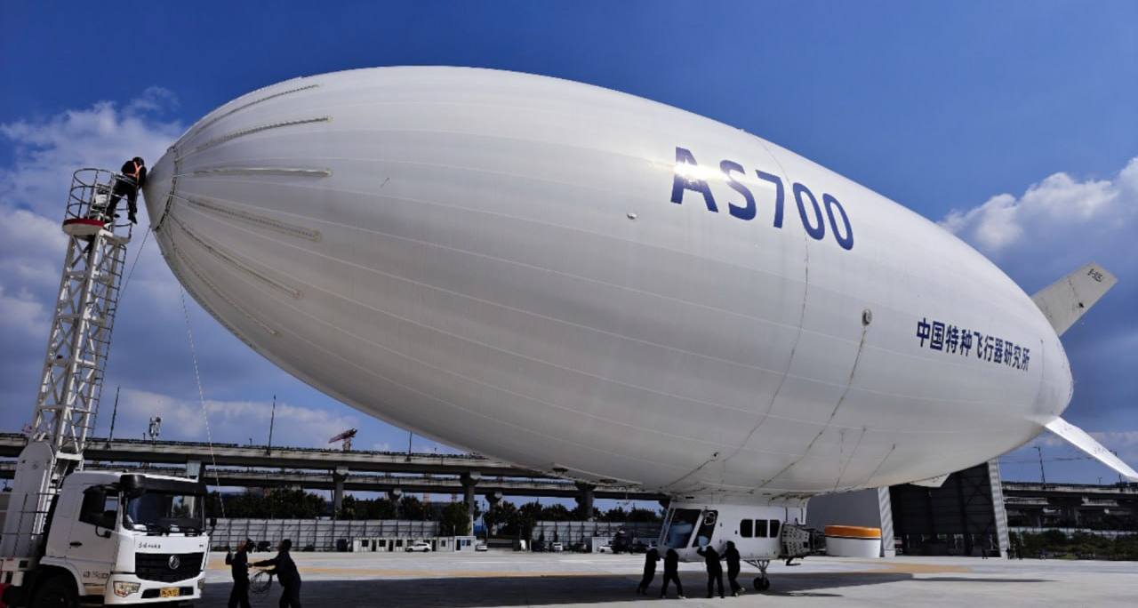 Китай запустит первый пассажирский дирижабль в 2026 году В 2026 году Китай планирует ввести в эксплуатацию первый отечественный пассажирский дирижабль Xiangyun AS700 Летательный аппарат длиной 50 метров сможет перевозить до 10 пассажиров на расстояния до 700 километров Дирижабль будет работать на высотах от 100 до 300 метров и найдет применение в сфере туризма проведения спасательных операций и рекламных кампаний   Подписаться на нас Telegram I MAX Прислать нам новость Sakhonlinebot