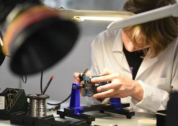 В середине декабря Минпромторг опубликовал на портале правовых актов проект постановления правительства предусматривающий создание механизма дополнительного мониторинга Федеральным агентством по техническому регулированию и метрологии Росстандарт Согласно ему агентство наделяется дополнительными полномочиями по мониторингу соответствия промышленной продукции требованиям предусмотренным ПП 719 и критериям определения страны происхождения товаров а также корректности сведений В частности Росстандарт получает право проводить плановые проверки не чаще раза в год а также внеплановые проверки продукции уже включенной в реестр но не чаще одного раза в три месяца Как пояснили в Минпромторге до конца первой половины 2026 года планируется принять подзаконные акты для уточнения порядка проведения мониторинга Институт постпроверок предполагает наделение Росстандарта полномочиями на проведение мониторинговых мероприятий с последующей выдачей заключения о соответствии говорят в Минпромторге Telegram Дзен MAX