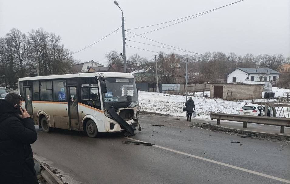 На Щекинском шоссе автобус жестко столкнулся с иномаркой  Из-за аварии автобусы маршрута № 28 отправили по Орловскому шоссе.