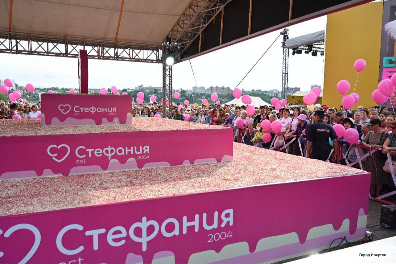 Самый большой торт «Брауни» в стране приготовили в Иркутске На большом гастрофестивале «Сытый бабр» установили рекорд, который вошел в «Книгу рекордов России». Посмотрите, сколько иркутян и гостей нашего города собрались на площади у памятника Александру III, чтобы стать частью этого события и попробовать рекордную сладость! — поделились в администрации города. Иркутск 360°