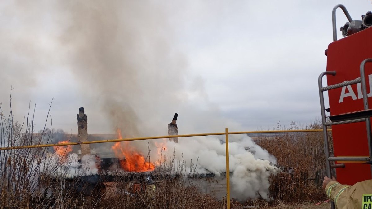 В Самаре запатентовали тушение пожаров сухим льдом Ученые Самарского государственного технического университета разработали и запатентовали революционную технологию борьбы с природными пожарами с использованием авиации Совместная работа профессора Светланы Алексенцевой и ведущего инженера Игоря Захарова привела к созданию уникального устройства для эффективного подавления огненных очагов в труднодоступных районах Предложенная технология заключается в применении специальных пиротехнических изделий начинённых сухим льдом твёрдым диоксидом углерода При сбросе с борта самолёта устройство раскрывается производя мощный выброс холодного газа мгновенно охладив поверхность очага и резко снижая температуру зоны возгорания Дополнительно выделяемый углекислый газ препятствует доступу кислорода обеспечивая почти мгновенную ликвидацию даже крупного пожара Таким образом новый метод сочетает два мощных физических фактора воздействия на огонь гарантирующих высокую эффективность тушения Главное преимущество разработки её экологичность и безопасность для природы поскольку сухая углекислота безвредна для окружающей среды и живых организмов Данная технология успешно защищена патентом и уже доступна для внедрения в работу противопожарных служб ГУ МЧС по Самарской области ГТРК Самара MAX lВК lОК lСАЙТ