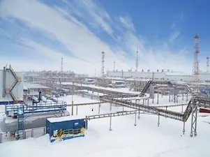 Газпром разрабатывает ачимовские нефтяные залежи Уренгойского месторождения Проект использует инновационные методы бурения для доступа к трудноизвлекаемым запасам в арктических условиях Разработка укрепит энергетическую безопасность страны Первый промышленный приток нефти на участке 6А обеспечили 4 скважины и 2 мобильные установки подготовки нефти В перспективе для полномасштабной разработки участка будет построено более 40 скважин и задействована существующая инфраструктура месторождения Ачимовские нефтяные залежи Уренгойского месторождения расположены на глубине около 3400 3700 м Они отличаются сверхсложным геологическим строением неоднородностью пород низкой проницаемостью высокой температурой и аномально высоким пластовым давлением