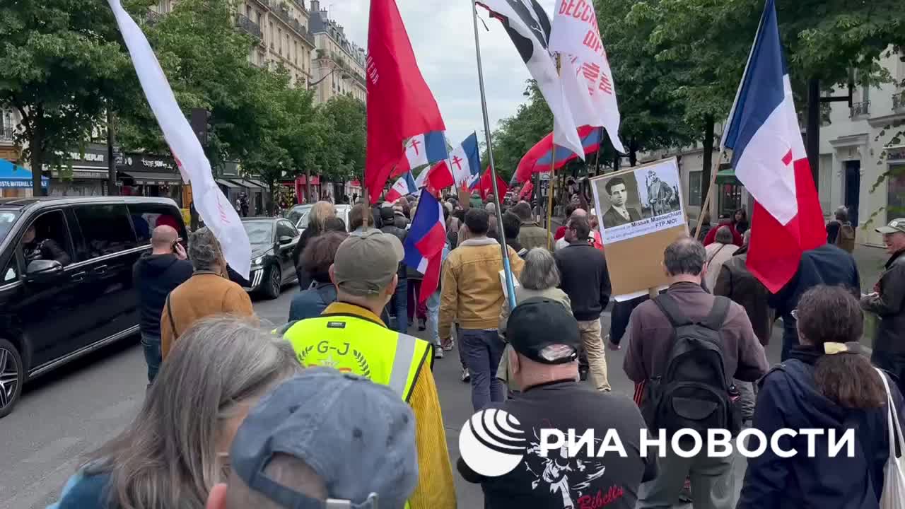 Шествие 'Бессмертного полка' в Париже, несмотря на запрет в Кишиневе