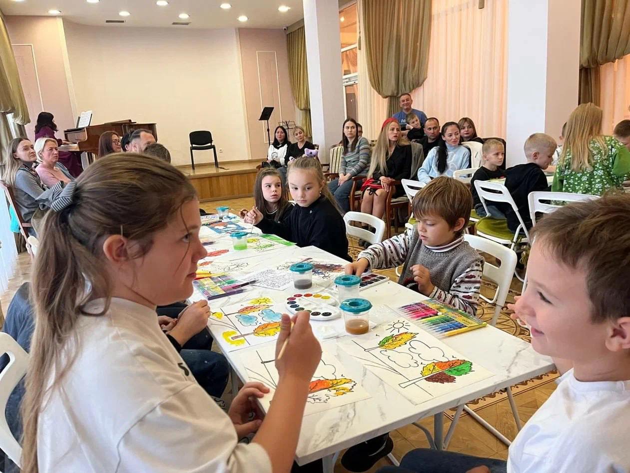 В Луганской филармонии прошла интерактивная программа Пришёл увидел сочинил о связи русской музыки и живописи На примерах произведений Глинки Чайковского и Мусоргского зрителям показали как картины вдохновляли композиторов В концерте участвовали заслуженные артистки Луганской Народной Республики Юлия Берсан и Евгения Ломовцева а также Мужской камерно вокальный ансамбль Объясняла связи между видами искусства музыковед Кристина Радченко Гости филармонии хорошо приняли необычный формат отметив его пользу для детей Проект показал как можно сделать классическое искусство более доступным и интересным для широкой аудитории