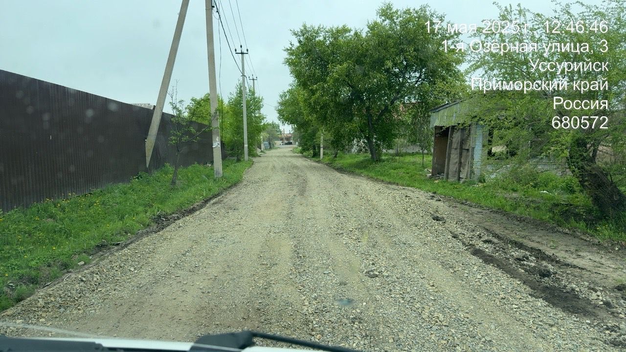 В Уссурийске приступили к сезонному ямочному ремонту дорог С установлением стабильно тёплой погоды в Уссурийском городском округе стартовали плановые работы по ямочному ремонту дорожного покрытия. В первую очередь работы были проведены на участке федеральной трассы «Владивосток – Хабаровск» – от 83-й бригады в направлении сахпосёлка. Параллельно проведено восстановление дорожного полотна с добавлением нового материала на улицах 1-я Озёрная, Октябрьская и Фрунзе. Администрация округа приносит извинения за временные неудобства и просит водителей соблюдать осторожность при движении через ремонтируемые участки.