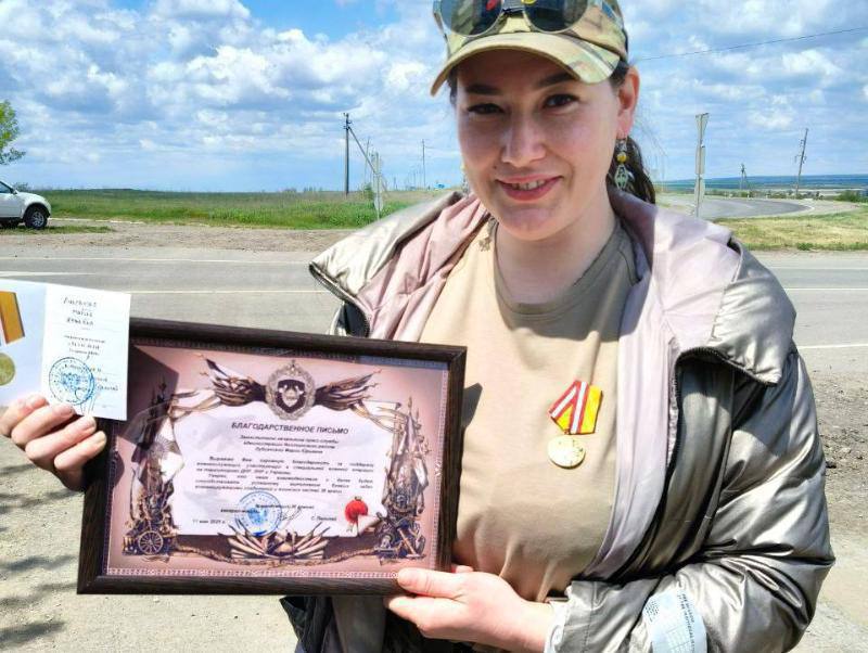 В Бурятии произошло трагическое событие, связанное с убийством известной волонтерки "Лиза Алерт", Марии Лубсановой, известной как "Манюня". По информации, 5 июня ее бывший муж, в порыве ревности, увез ее в лес около поселка Ключи и убил, используя нож, после чего совершил самоубийство. Свидетели рассказали, что перед трагедией пара ссорилась в центре поселка, где Мария просила о помощи, однако никто не вмешался. Мария Лубсанова была активной участницей поисковых миссий "Лиза Алерт" и волонтером в разрушенном Мариуполе. За свою деятельность она была награждена медалью и именным ножом от бойцов 36-й армии, и планировала вернуться в Мариуполь.