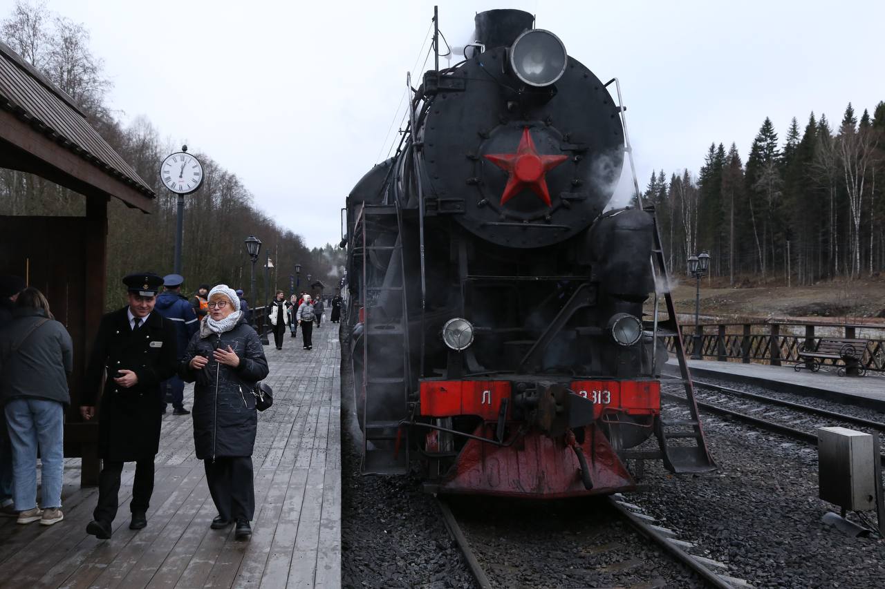 На городском туристском портале Санкт Петербурга Visit Petersburg при участии Октябрьской железной дороги запущен проект о продуктах РЖД для путешественников Вокзалы тематические поезда мультимодальные сервисы портал поможет туристам оценить разнообразие маршрутов начинающихся в городе на Неве или проходящих через него и выбрать самые интересные направления Начальник Октябрьской железной дороги Виктор Голомолзин отметил Решение представить информацию обо всех наших туристских продуктах является продолжением многолетнего сотрудничества администрации города и Октябрьской магистрали Мария Трошина