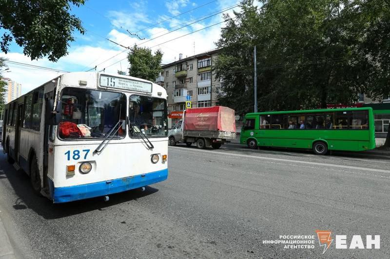 С личных авто на общественный транспорт пересядут жители Екатеринбурга после транспортной реформы Оказывается, такова была изначальная задумка транспортной реформы. По заявлению Алексея Орлова, все меры, предпринятые в отношении общественного транспорта в последнее время, должны освободить улицы от большого количества авто и сделать так, чтобы до любой точки города можно было добраться на комфортных автобусах и трамваях. «Наверное, самое правильное - идти по пути увеличения платных парковочных пространств, чтобы были ресурсы на их благоустройство. Это опыт любого города», - также отметил градоначальник.