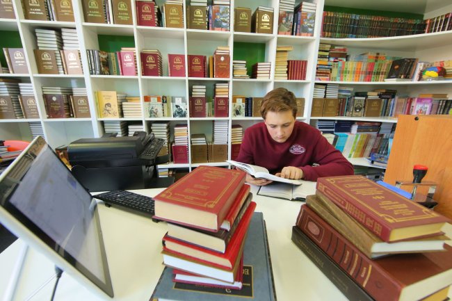 Создание единой государственной линейки школьных учебников по географии обеспечит Правительство РФ совместно с Русским географическим обществом и Российской академией наук Такой пункт содержится в перечне поручений Владимира Путина по итогам XVII съезда РГО и заседания его попечительского совета 23 октября Председатель кабмина Михаил Мишустин должен представить доклад главе государства по его выполнению до 1 апреля 2026 года Кроме того кабмин совместно с Образовательным фондом Талант и успех и РГО рассмотрит вопрос о проведении в следующем году олимпиады по географии для школьников из государств участников БРИКС и иных дружественных иностранных государств Фото РИА Новости Подписаться на Российскую газету в Читать нас в MAX