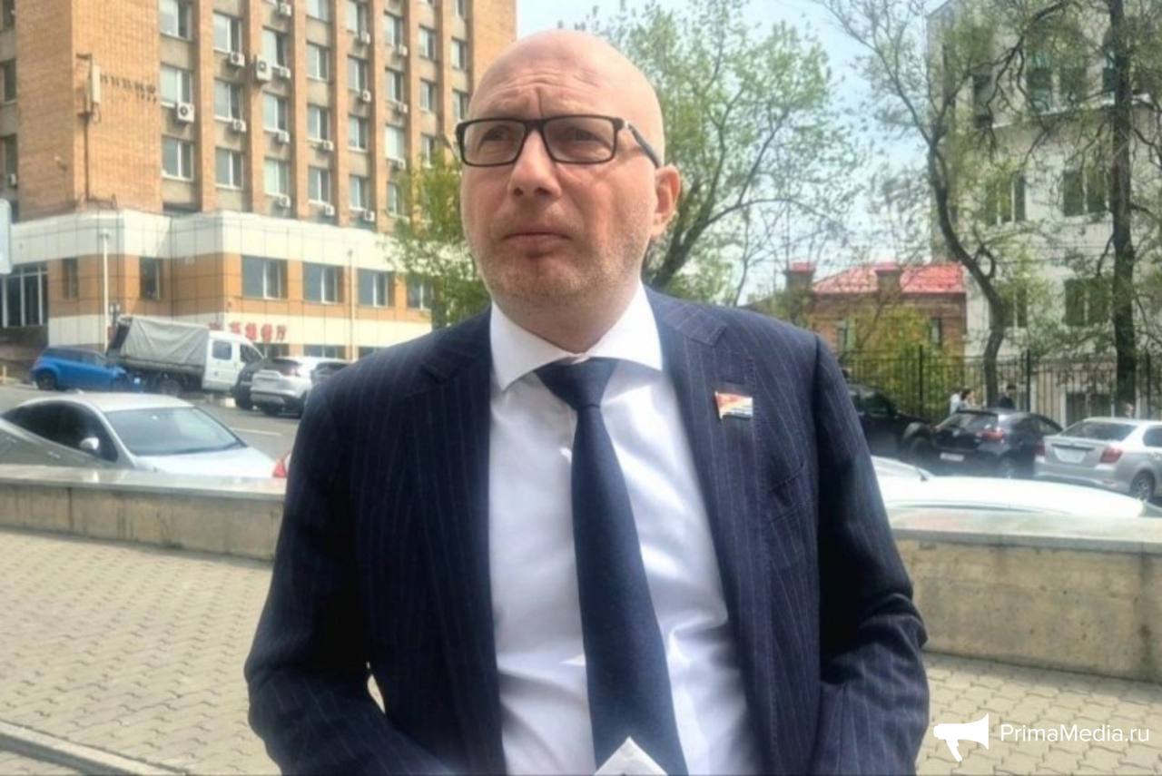 Апелляционный суд встал на сторону экс депутата Шульги в его споре с Заксобранием Приморья Экс депутат Законодательного собрания Приморского края ЗС ПК Геннадий Шульга смог в апелляционной инстанции оспорить норму краевого закона о статусе депутата по которой его лишили мандата Пятый апелляционный суд общей юрисдикции Новосибирск 12 ноября признал ее противоречащей федеральному законодательству Это не означает возвращения оппозиционера в парламент но он считает большой победой данное решение суда Положения краевого закона о статусе депутата на основании которых Геннадия Шульгу лишили депутатских полномочий признаны апелляционным судом противоречащими Федеральному закону 414 Об общих принципах организации публичной власти в субъектах Российской Федерации и недействующими с сегодняшнего дня сказал агентству адвокат Станислав Кульганик по итогам заседания По его словам это решение не вернет автоматически господина Шульгу в Заксобрание Дальнейший план действий будет понятен после того как изготовят определение суда Он не исключает что представители Заксобрания могут попытаться оспорить данное решение в кассационной инстанции что затянет процесс Тем не менее по мнению адвоката это дело может войти в историю краевого парламентаризма когда по требованию пусть даже и бывшего депутата придется править региональный закон на основании решения суда PrimaMedia в подпишись 18