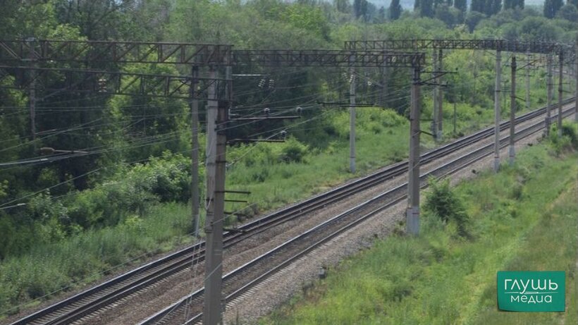 В Волгоградской области из за атак беспилотников вновь прерывали движение идущие через Саратовскую область поезда Сегодня 28 августа ночью в Волгоградской области из за атак беспилотников задержались в пути пассажирские поезда Об этом сообщили в ПривЖД По данным Минобороны РФ сегодня над Волгоградской областью сбили два беспилотника Губернатор области Андрей Бочаров сообщил что в городе Петров Вал в результате падения обломков беспилотника начался пожар в здании локомотивного депо Как уточнили в ПривЖД движение через станцию Петров Вал временно останавливали так как там проводили обследование инфраструктуры На данный момент все поезда следуют по своим маршрутам Сейчас с задержками следуют пассажирские поезда 107 Волгоград Нижневартовск 505 Имеретинский Курорт Саратов 244 Новокузнецк Анапа 358 Уфа Имеретинский Курорт Максимальное время задержек менее часа отметили железнодорожники Сегодня в минобороны отчитались о 102 сбитых над регионами России беспилотниках Три из них были уничтожены над Саратовской областью В целях безопасности закрывались аэропорты Саратова Самары Сочи Казани и Волгограда Заходите на наш сайт это очень помогает редакции glush media news view id 3048