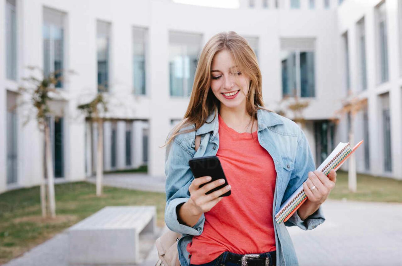 Сооснователи Twitter и Pinterest Биз Стоун и Эван Шарп запустили приложение Tangle в рамках совместного стартапа West Co пишет Financial Times Проект уже привлек инвестиции в размере 29 млн долларов хотя пока приложение работает в экспериментальном режиме и доступно только по приглашениям Tangle позиционируется как осознанная социальная сеть и альтернатива привычным соцсетям которые по словам Стоуна и Шарпа нанесли серьезный вред эмоциональному состоянию людей Пользователям предлагают делиться личными целями и намерениями поддерживать друзей и отмечать как именно эти планы реализуются в повседневной жизни Каждое утро приложение задает вопрос Какое у тебя намерение на сегодня помогая сфокусироваться не на ленте новостей а на собственных приоритетах Шарп однако подчеркивает что перед публичным запуском многое в приложении еще может поменяться