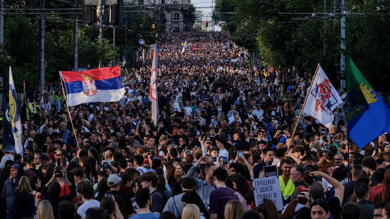Антиправительственные протестующие в Сербии выдвинули ультиматум президенту страны Александру Вучичу - провести досрочные выборы завтра, объявив время истечения ультиматума 21:00 28 июня или начнется "гражданское неповиновение" Вучич оперативно ответил: "Ультиматум не был принят. Вам не обязательно ждать до 9:00 завтрашнего дня. Сербия никогда не принимает ультиматумы..." Завтра вечером вероятно начало новых протестных демонстраций в Белграде.