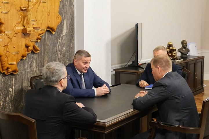 20 октября в администрации Волгограда прошла рабочая встреча губернатора Андрея Бочарова с членом ЦИК России Антоном Лопатиным В мероприятии также приняли участие председатель избирательной комиссии региона Виктор Черячукин и председатель комитета по делам территориальных образований внутренней и информационной политики Михаил Битюцкий На встрече рассмотрены вопросы взаимодействия Волгоградской области с Центральной избирательной комиссией Российской Федерации отмечен высокий уровень выстроенной работы уточнили в пресс службе губернатора