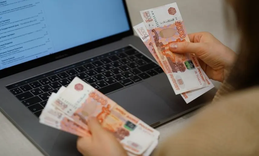 Самозанятые впервые стали большинством получателей прямой господдержки Их доля составила 53 5 об этом говорится в исследовании Rodionoff Group Доля юрлиц 18 6 а ИП 27 9 Ужесточение налогового контроля может подтолкнуть россиян к легализации доходов большинство выберет именно самозанятость поэтому численность этой категории будет увеличиваться считают эксперты Вслед за этим увеличатся и бюджетные расходы на их поддержку при этом объем помощи МСП сокращается Ранее сообщалось что в ТПП предложили продлить режим налогообложения для самозанятых и повысить порог на 50 fatcat18 Мы в Мах