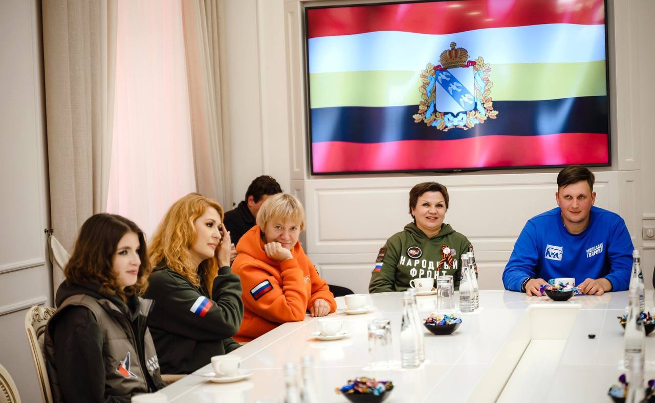 Волонтеры «Молодой Гвардии Единой России» рассказали Президенту о гуманитарной миссии «Единой России» и «Молодой Гвардии» в Курской области Во встрече с Владимиром Путиным приняли участие руководитель волонтерской и гуманитарной миссии МГЕР и «Волонтерской Роты» в Курской области Александр Сидоренков, руководитель Костромского реготделения МГЕР Антон Хайлов и активист «Волонтерской Роты» Арсен Дедегкаев. С начала августа 2024 года, как и все коллеги, мы приступили оперативно к работе. За это время в рамках гуманитарной миссии в работе приняло участие более 470 активистов из 47 субъектов Российской Федерации. Мы занимались и продолжаем заниматься эвакуацией, работой в пунктах временного размещения, работаем в приграничных госпиталях, - сказал Александр Сидоренков. Активисты «Волонтерской Роты» подарили Владимиру Путину реестр осквернённых и снесённых памятников, созданный в преддверии 80-летия Победы. Он включает в себя памятники, разрушенные не только на территории Украины, но и в других недружественных странах. #МолодаяГвардия