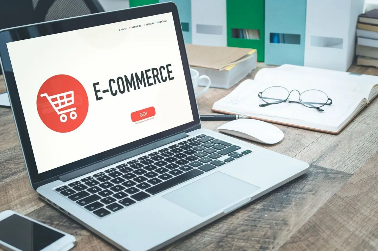 Узбекистан вводит новые таможенные ставки для e commerce В Узбекистане с 1 июля стартует двухлетний эксперимент по внедрению системы бондовых складов в рамках реформы электронной коммерции Новые правила предполагают введение особого порядка таможенного оформления и изменения ставок платежей для ряда импортных товаров реализуемых через электронные торговые платформы Согласно постановлению Президента от 13 апреля направленному на развитие электронной коммерции товары поступающие через бондовые склады будут оформляться после их покупки на основании декларации отправления При этом для отдельных категорий продукции устанавливаются специальные таможенные платежи В частности смартфоны ноутбуки планшеты и отдельные виды бытовой электроники будут облагаться единым таможенным платежом в размере 5 от стоимости реализации Для этих товаров не применяется режим беспошлинного ввоза К данной категории также отнесены устройства бытовой техники с электродвигателями электротермические и электронагревательные приборы а также оборудование для обработки и воспроизведения звука В перечень входят миксеры утюги электрочайники фены мегафоны звуковоспроизводящая аппаратура и другие устройства Отдельно установлено что около 30 товарных категорий включая одежду обувь и ряд технических товаров при реализации через бондовые склады будут облагаться налогом на добавленную стоимость и таможенной пошлиной в размере 3 В эту группу входят различные виды мужской женской и детской одежды обувь из разных материалов спортивная форма а также ряд электронных компонентов и устройств Если цена реализации окажется ниже таможенной стоимости на момент декларирования расчет платежей будет производиться исходя из таможенной стоимости товара При этом учет доходов от реализации товаров через бондовые склады будет вестись отдельно от иной коммерческой деятельности Отмечается также что НДС уплаченный покупателями при приобретении товаров не подлежит зачету у продавца при перечислении налога в бюджет Контроль за оборотом продукции возлагается на Таможенный и Налоговый комитеты совместно с операторами бондовых складов и маркетплейсами В случае выявления перепродажи товаров в коммерческих целях таможенные платежи будут начисляться в общеустановленном порядке Новая система призвана упорядочить онлайн торговлю и усилить контроль за импортом товаров реализуемых через цифровые платформы Telegram Facebook Instagram LinkedIn