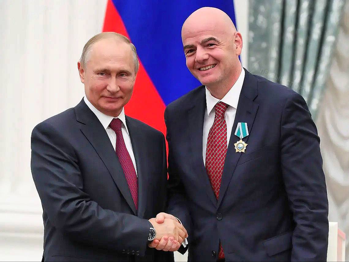 ФИФА рассмотрит возвращение сборной России по футболу в международные соревнования об этом сообщил президент Международной федерации Инфантино По его словам для Sky News ФИФА определённо должна изучить вопрос отмены бана российских команд потому что отстранение бесполезное ничего не дало и только вызвало ещё больше разочарования и ненависти Также Инфантино добавил что никогда нельзя запрещать какой либо стране играть в футбол