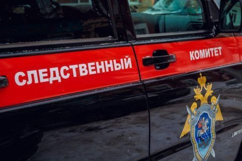 Рабочий погиб, упав в шахту лифта на стройке в Приморье  Возбуждено уголовное дело, сообщила пресс-служба краевого управления СКР.  По предварительным данным, вечером 17 октября рабочий 2001 года рождения свалился в шахту лифта, получив травмы не совместимые с жизнью.  Следователям предстоит дать оценку исполнения требований законодательства при организации и проведении строительных работ, а также найти виновного в гибели строителя. На месте уже проведет осмотр. Сейчас выясняются детали случившегося. В том числе с помощью судебных экспертиз.