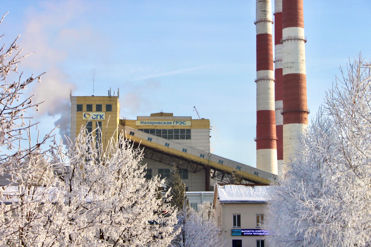 Экологическая модернизация в действии Назаровская ГРЭС оснащает трубы системой мониторинга выбросов Назаровская ГРЭС в рамках масштабной экологической модернизации приступила к реализации проекта по оснащению дымовых труб 1 2 3 4 системой автоматического контроля выбросов САКВ Проект по обеспечению непрерывного измерения и учёта показателей выбросов в атмосферу выполняется в соответствии с федеральным законодательством и Программой повышения экологической эффективности станции ППЭЭ С мая по август 2025 года на предприятии проведено предпроектное обследование объектов Уже подготовлены основные технические решения завершается разработка проектной документации Для дымовой трубы ДТ 2 которая станет первым объектом внедрения САКВ согласована спецификация оборудования изготовление и поставка запланированы на весну 2026 года а установка и ввод системы онлайн мониторинга в эксплуатацию до конца осени Обследование дымовых труб 1 и 3 начнется летом следующего года В 2027 году стартуют работы по трубе 4 которые завершатся к концу 2028 года САКВ обеспечит круглосуточный автоматический мониторинг выбросов с измерением концентраций маркерных веществ оксида и диоксида азота диоксида серы оксида углерода взвешенных частиц и других параметров отходящих газов Данная система зарекомендовала себя на других предприятиях СГК На прошлой неделе специалисты Росприродназдора проинспектировав корректность работы САКВ на ТЭЦ Красноярска подтвердили достоверность и объективность получаемых данных Внедрение системы автоматического контроля выбросов это важный шаг на пути к устойчивому развитию нашего предприятия Система даст нам возможность не просто соответствовать нормативным требованиям но и оперативно реагировать на любые изменения в экологической обстановке Мы убеждены что этот проект станет значимым вкладом в улучшение качества воздуха и благополучие жителей города подчеркнул генеральный директор Назаровской ГРЭС Дмитрий Морозов Напомним в текущем году Назаровская ГРЭС получила Комплексное экологическое разрешение КЭР выданное Росприроднадзором В соответствии с этим разрешением разработан комплекс мероприятий по модернизации оборудования станции Реализация запланированных мер позволит существенно улучшить экологическую обстановку прогнозируемое снижение объёма выбросов твердых веществ Назаровской ГРЭС составит 47 2 Фото СГК