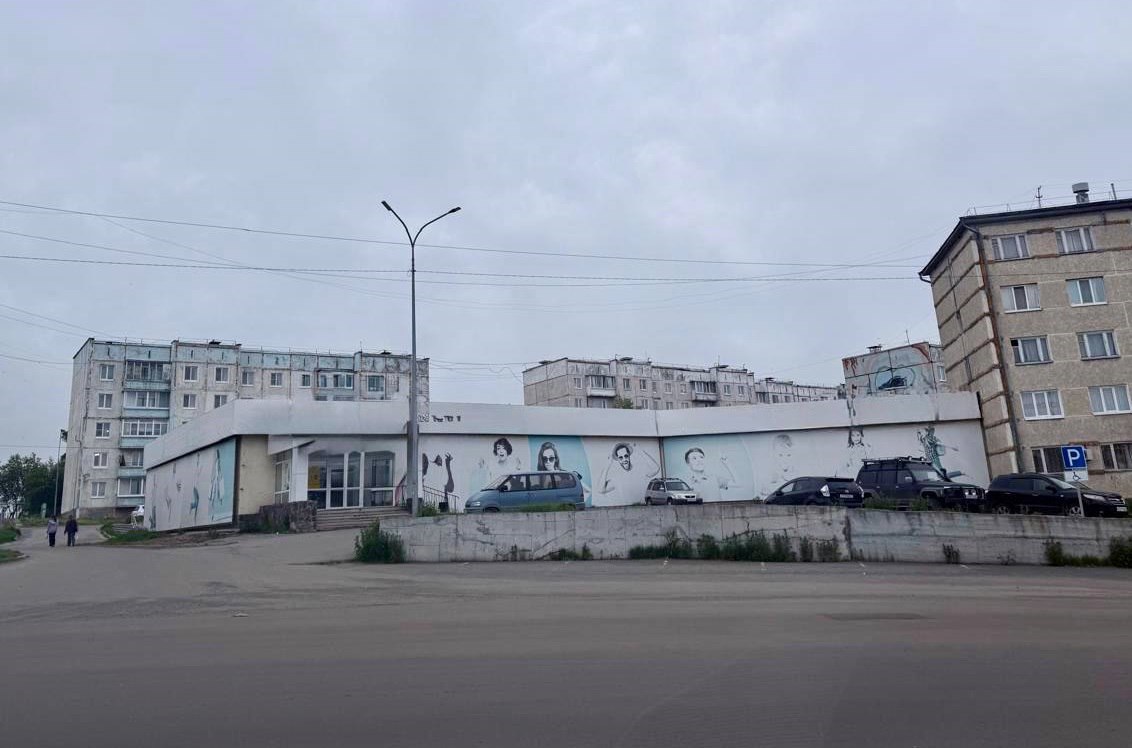 Бывшего главного архитектора Совгавани осудили за мошенничество В 2022 году подсудимый, занимавший на тот момент должность главного архитектора Советской Гавани, подделывал проекты переустройства помещений, нанося на документы подписи и печати уже ликвидированной проектной организации. Чтобы все выглядело законно, он, воспользовавшись своим должностным положением, оформил все через администрацию под видом переустройства торговых площадей. За готовые проекты архитектор получил от заказчиков в общей сумме 37 тысяч рублей. В суде мужчина признал вину частично, пояснив, что полномочия он не превышал и проекты соответствовали предъявляемым законом требованиям. В итоге его приговорили к 4 годам лишения свободы условно с испытательным сроком 4 года. Также суд лишил виновного на 2 года права занимать должности на государственной и муниципальной службе. Будь в курсе событий.