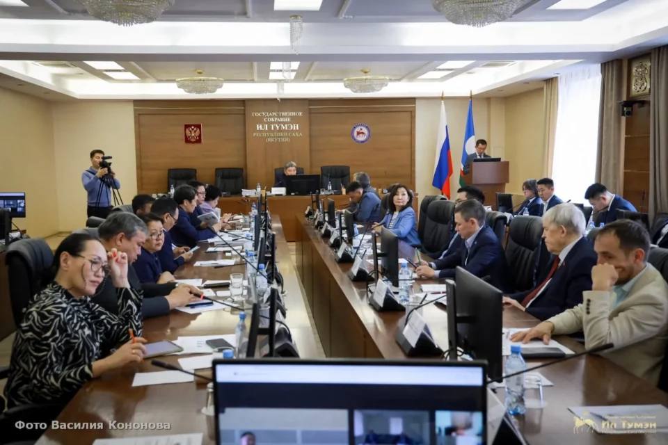 В Ил Тумэне рассмотрели отчет об исполнении госбюджета Якутии за 2024 год В Государственном Собрании Ил Тумэн в формате публичных слушаний рассмотрели отчет об исполнении государственного бюджета Якутии за 2024 год с участием народных депутатов, представителей министерств республики, Счетной палаты, муниципальных органов власти, федерации профсоюзов и средств массовой информации. Об этом пишет пресс-служба главы и правительства республики. По итогам 2024 года в доходную часть государственного бюджета Якутии поступило налоговых, неналоговых доходов и безвозмездных поступлений в сумме 331,0 млрд рублей, или 105,8 % от годовых прогнозных назначений. Налоговых доходов — 184,3 млрд рублей, перевыполнение — на 8,3 млрд рублей, или на 4,7%. Исполнение расходов государственного бюджета составило в сумме 351,9 млрд рублей. По итогам публичных слушаний одобрен отчет об исполнении государственного бюджета Якутии за 2024 год. Все новости #Яестьновость Обсудить