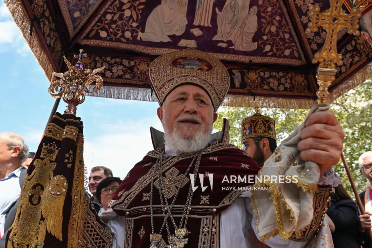 Верховный Патриарх и Католикос Всех Армян Гарегин II 9 июня отправился с однодневным визитом в Объединенные Арабские Эмираты. Об этом сообщила Информационная система Первопрестола, добавив, что в ОАЭ Гарегин II встретится с попечителями Церкви Святого Назарета и Армянской благотворительной семинарии в Калькутте по вопросам, связанным с деятельностью семинарии и жизнью общины.