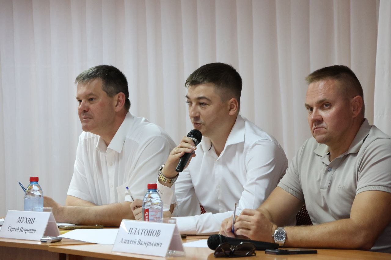 В Новомосковске прошла встреча министра здравоохранения Тульской области Сергея Мухина с населением   Вопросы, волнующие жителей: проблема привлечения узких медицинских специалистов, модернизация медицинского оборудования и др.   Рассмотрены перспективы ближайшего развития региональной медицины, планы по расширению приемных отделений больниц области, включая реконструкцию приемного отделения Новомосковской городской клинической больницы. Это станет частью мероприятий, проводимых в честь грядущего 100-летия города.   Рассмотрены аспекты федерального проекта «Продолжительная и активная жизнь», направленного на укрепление здоровья жителей, снижение смертности и поддержку молодых семей.  Подобная практика открытого общения поможет выстроить конструктивный диалог власти и общества, развитие здравоохранения региона"- подчеркнул Сергей Игоревич.  Источник