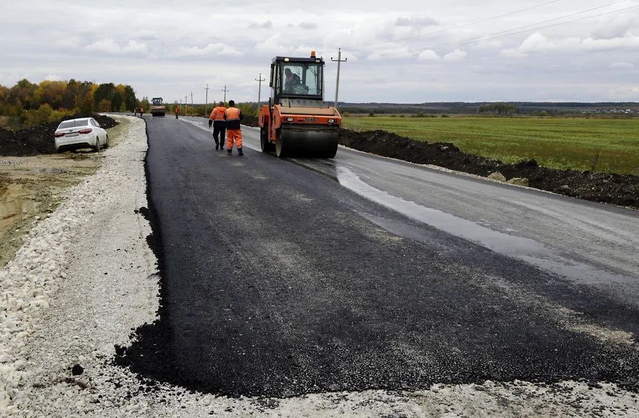 На реконструкцию дорог к Сабинской ЦРБ выделят 638,6 млн руб.  Ремонт дороги и установку средств технического регулирования планируют закончить до 20 ноября 2026 года.  Фото: Коммерсантъ / Николай Титов