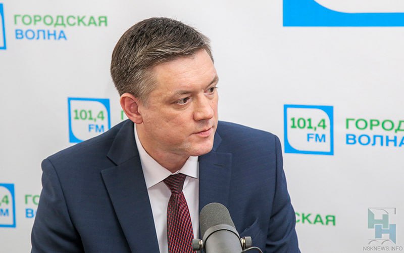 Главу района Новосибирска, в котором побеждали коммунисты, уволили перед выборами  Мэр Новосибирска Максим Кудрявцев  «Единая Россия»  уволил главу администрации Советского района Дмитрия Оленникова, сообщает «Академ. Инфо». Сведения подтвердили в мэрии.  Решение об отставке принято меньше чем за два месяца до выборов депутатов горсовета и областного заксобрания. Сейчас от Советского района в городском совете нет ни одного депутата от «Единой России» — партия власти в последние годы проигрывает эту территорию независимым кандидатам или представителям КПРФ.  Во время текущей избирательной кампании сотрудникам бюджетной сферы в Советском районе пытались запрещать приглашать на мероприятия действующих депутатов от КПРФ и давать им слово, рассказали источники «Сибирского экспресса» в местных муниципальных учреждениях. Собеседники говорили, что указания могли поступать через Оленникова от вышестоящих чиновников.  В границах Советского района четыре избирательных округа в горсовет и два — в заксобрание области. Сейчас в горсовете территорию представляют четыре депутата от КПРФ, в региональном парламенте — один единоросс и один формально независимый  ректор НГУ Михаил Федорук шёл самовыдвиженцем при поддержке губернатора .  Судя по выдвинувшимся кандидатам, «ЕР» не гарантирована победа на двух округах в заксобрание и в этом году.   Фото Павел Комаров «Новосибирские новости»   Подписаться  Прислать новость  Помочь бустами