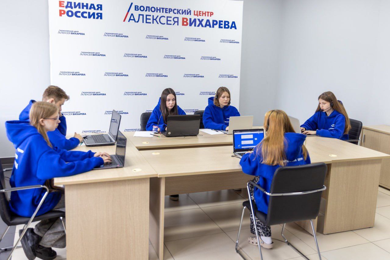 Руководитель фракции ЕР в Екатеринбургской Гордуме Алексей Вихарев пока опережает коллег по активности на текущих выборах Губернатора. На базе своего волонтерского центра он организовал колл-центр, где отвечают на вопросы избирателей и могут сориентировать по поводу кандидатов. Ждем, как себя проявят другие депутаты. Времени не так много осталось.