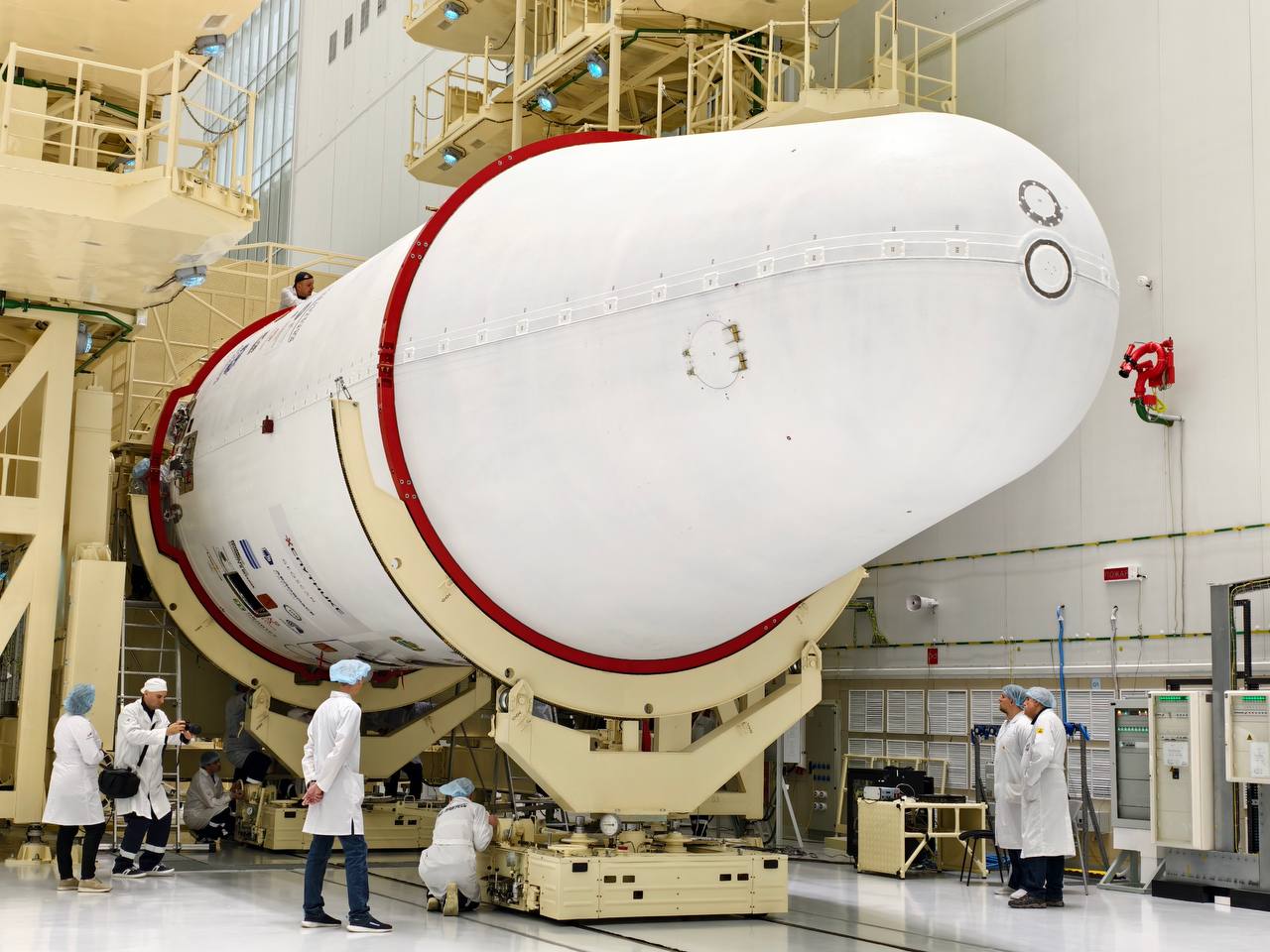 Спутник Нижегородского госуниверситета приехал на космодром Восточный и готовится к старту в космос Космический аппарат разработан студентами и преподавателями ННГУ для агроэкологических исследований в различных регионах страны Спутник Лобачевский станет частью попутной полезной нагрузки миссии Аист 2Т и выйдет на орбиту с помощью ракеты носителя Союз 2 Запуск ракеты ожидается буквально в ближайшие дни будем следить Подписывайтесь на нас в MAX