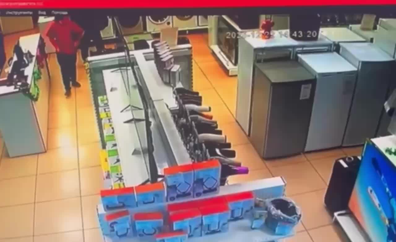 В Камне на Оби покупатель устроил погром в магазине из-за сломанной техники