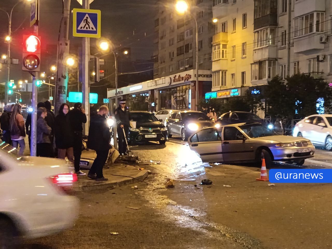 Жуткое ДТП произошло в Екатеринбурге: легковушку разорвало на две части после того, как в нее въехал Lexus. Авария произошла на перекрестке Малышева и Сакко и Ванцетти. Два человека двигались на зеленый сигнал светофора на Rover, как вдруг в них влетела иномарка. В результате столкновения водителя и пассажира Rover с тяжелыми травмами доставили в больницу. В Lexus также находились двое, они не пострадали. Очевидец рассказал нам, что, судя по внешнему виду, виновники произошедшего находились в измененном сознании. Предположительно, водитель мог быть под наркотическими веществами. Его отправили на экспертизу.