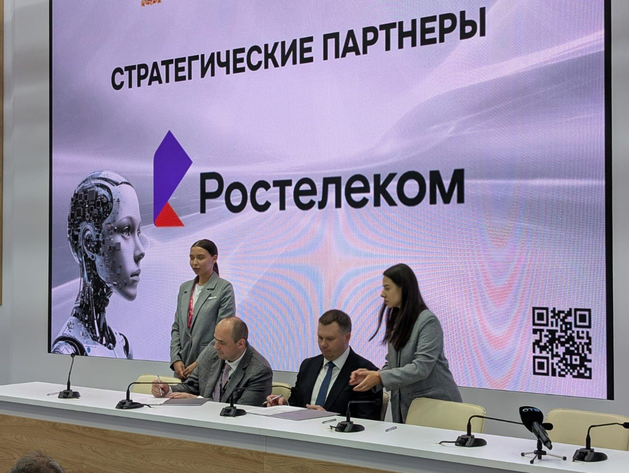 «Ростелеком» снизит зависимость Свердловской области от импорта. Телеком-гигант и «Экосистема КОСМОС» стали партнерами по запуску и масштабированию проектов, укрепляющих технологический суверенитет России. Сотрудничество подразумевает развитие платформенных решений для поддержки бизнеса и промышленности в регионе. Как сообщили нам в пресс-службе «Ростелекома», документ подписали на полях «Иннопром-2025». «Новое сотрудничество полностью соответствует стратегии научно-технологического развития России, утвержденной указом президента. Документ задает ключевые приоритеты для укрепления технологического суверенитета страны, повышения конкурентоспособности экономики и улучшения качества жизни граждан. Мы намерены активно внедрять инновации, развивать отечественные технологии и цифровую инфраструктуру, что позволит снизить зависимость от импорта и создать новые возможности для социально-экономического развития регионов», — заявил вице-президент по работе с федеральными корпоративными клиентами «Ростелекома» Иван Пичугин. По словам гендиректора «Экосистемы Космос» Андрея Мисюры, партнерство с телеком-гигантом даст участникам экосистемы доступ к самым современным сервисам, которые можно будет протестировать, оценить и использовать для оптимизации производства. Внедрение инноваций повысит конкурентоспособность свердловских компаний, создаст новые рабочие места и ускорит развитие ключевых отраслей. Реклама. Заказчик: ПАО Ростелеком ИНН 7707049388