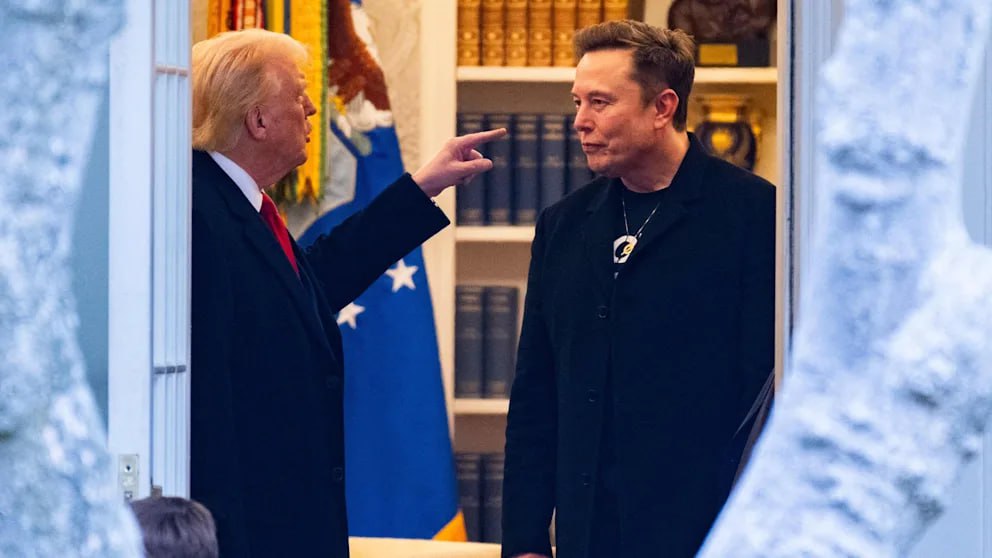Илон Маск наносит Дональду Трампу удар в спину? Техномиллиардер не хочет никаких пошлин между США и Европой  Едва Дональд Трамп объявил о введении жестоких таможенных пошлин, его ближайший советник Илон Маск заявил, что хочет прямо противоположного. Маск выступал по видеосвязи на мероприятии итальянской партии «Лига за премьера Сальвини» во Флоренции. Он говорил с лидером партии и вице-премьером Маттео Сальвини и сказал:   «Я надеюсь, что Соединённые Штаты и Европа смогут выстроить очень тесное партнёрство. У нас уже есть альянс, но я надеюсь, что может быть очень тесная связь. Я надеюсь, например, что в отношении пошлин в конечном итоге, в идеале, возникнет ситуация с нулевыми пошлинами между Северной Америкой и Европой. Это то, на что я надеюсь. Я также надеюсь на больше свободы для людей, чтобы они могли свободно перемещаться между Америкой и Европой. Это был бы мой совет президенту».  Собеседники Маск, похоже, хотели бы того же. Министр экономики Италии Джанкарло Джорджетти, член «Лиги», 5 апреля заявил, что правительство хочет добиться «деэскалации» с США и предостерёг от введения ответных пошлин.     Ранее Маск уже высказывал своё одобрение Маттео Сальвини и его партии. В прошлом месяце он также благодарил итальянского политика за то, что тот продвигал Starlink в контексте создания системы спутниковой связи для Италии.  «Как долго после таких заявлений Маск ещё продержится в команде Трампа?», — задаётся вопросом редактор BILD Филипп Фабиан. По некоторым слухам, готовится его уход из Белого дома. Так, издание Politico недавно сообщало, что президент Трамп сказал: приближается момент, когда Маск должен будет снова сосредоточиться на своём бизнесе — электромобилях и космосе.