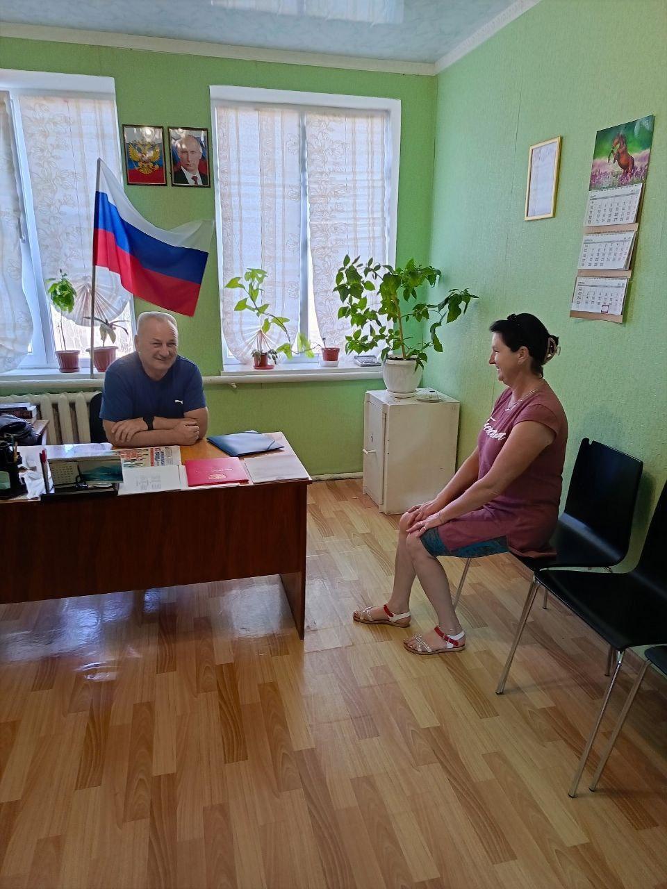 Приём граждан в селе Александровка В селе Александровка Каланчакского муниципального округа состоялся личный приём граждан, который провёл начальник Гавриловского территориального отдела Михаил Иванович Багрий. В ходе приёма к Михаилу Ивановичу обратились четыре жителя, по вопросам, связанных с необходимостью получения справок, ремонтом водопроводных сетей, а также оказанием помощи в переоформлении земельных паёв. Все обращения были внимательно выслушаны, зафиксированы и взяты под личный контроль начальником территориального отдела. Михаил Иванович подчеркнул, что по каждому из вопросов в ближайшее время будут приняты все возможные меры для предоставления необходимой поддержки. Проведение личных приёмов граждан остаётся одной из приоритетных форм взаимодействия органов власти с населением, позволяя своевременно реагировать на актуальные потребности жителей округа.