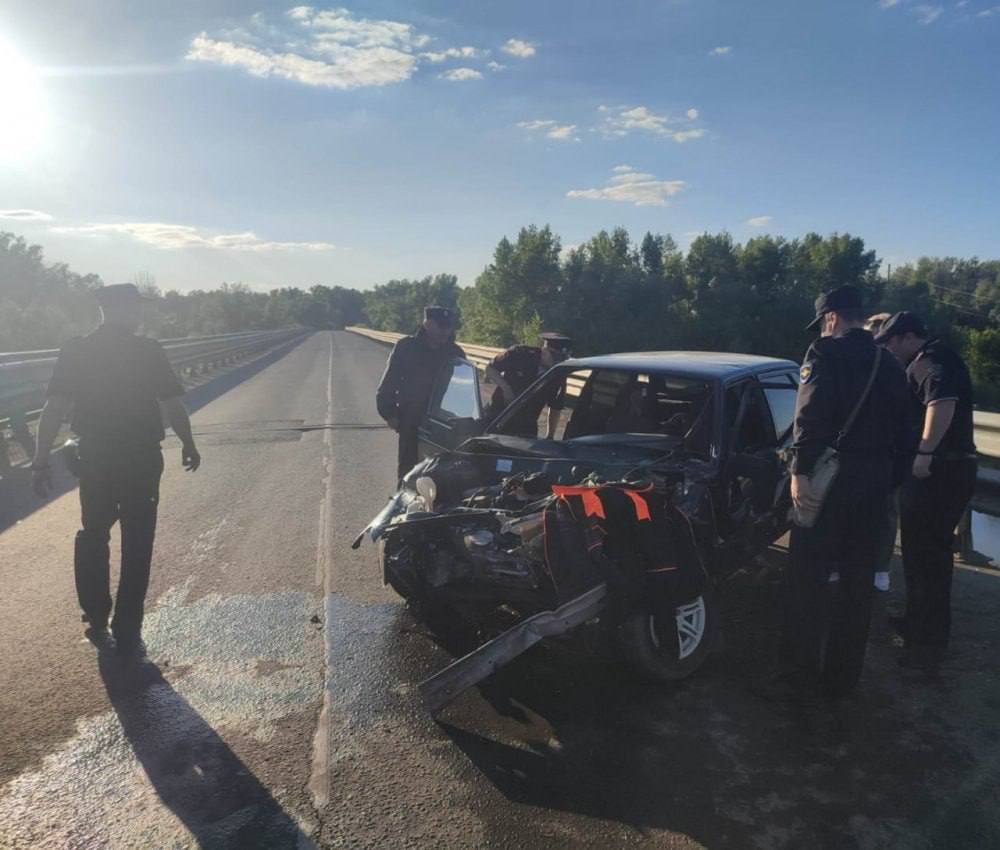 Пьяный водитель устроил ДТП на мосту в Оренбургской области Как установили сотрудники полиции, пьяный 45-летний мужчина за рулем ВАЗ-21150, двигаясь по мосту через реку Сакмара в сторону поселка Красный Коммунар, выехал на встречку в зоне действия знака «Обгон запрещен» и потерял управление. ВАЗ врезался в дорожное ограждение. Мужчину привлекли к административной ответственности. Ему грозит штраф в размере 45 000 рублей и лишение водительских прав на срок от 1,5 до 2 лет. Оренбуржье