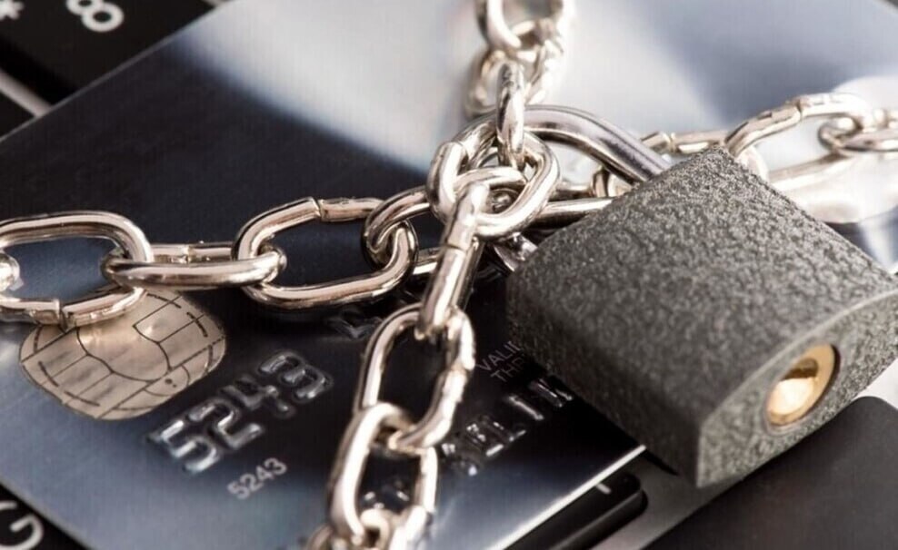 Банки массово блокируют счета за переводы самому себе Россияне сталкиваются с заморозкой счетов и карт даже при переводах между собственными счетами включая зарплаты и небольшие суммы B даже после подтверждения операции иногда доступ открывают не сразу Эксперты связывают это с ужесточением борьбы с мошенничеством и перестраховкой банков из за риска штрафов со стороны ЦБ Но на практике под заморозку все чаще попадают добросовестные клиенты Поэтому в ряде случаев такие блокировки выглядят чрезмерными и плохо соразмерными рискам отметили юристы Банки опасаясь гигантских штрафов вплоть до отзыва лицензии со стороны ЦБ и Росфинмониторинга за недостаточный контроль сознательно смещают баланс в сторону перестраховки пояснили эксперты fatcat18