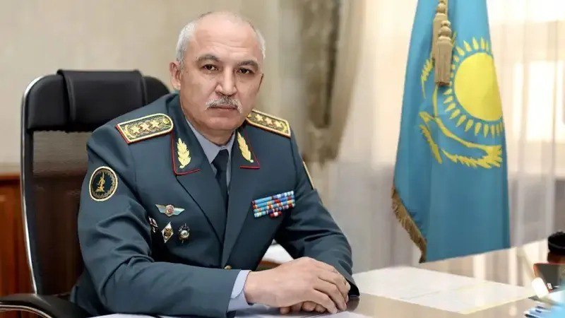 Бывшего министра обороны Руслана Жаксылыкова задержали? Что известно к этому часу Сегодня Ulysmedia и Elmedia сообщили со ссылкой на свои источники о задержании бывшего министра обороны, которого Токаев отправил в отставку. Официального подтверждения такой информации нет. Вскоре издание Tengrinews сообщило, что это фейк. Якобы представители СМИ поговорили с Жаксылыковым, и он им сообщил, что обедает с домашними. В качестве доказательства журналисты Tengrinews опубликовали видео, в кадре — экс-министр в домашней обстановке. Опровержение выпустил и учредитель информагентства KazTAG Асет Матаев. По данным источников «Орды», причиной появления информации о задержании бывшего министра могли стать следственные действия в Министерстве обороны. Всё это как и сама отставка Жаксылыкова происходит на фоне значительного увеличения военного бюджета и перевооружения армии Казахстана.