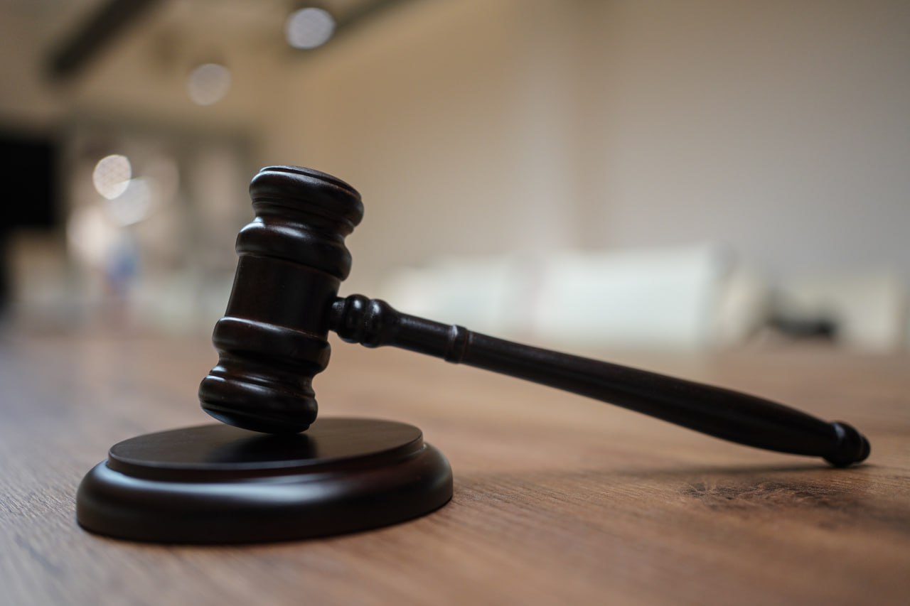 Суд арестовал мужчину, справившего нужду возле Вечного огня на Марсовом поле Дзержинский районный суд привлёк мужчину к административной ответственности по статье о мелком хулиганстве — Олимжон Содиков проведёт под арестом 7 суток. Оскорбительный «перфоманс» мужчина устроил поздним вечером 14 мая прямо при прохожих. Вину он признал, в содеянном раскаялся, сообщили в объединённой пресс-службе судов Петербурга. ИЗВЕСТИЯ/Анна Селина Подписаться Прислать новость